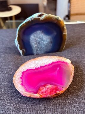 Pair of colourful paperweights, in blue & fucschia, natural stone.